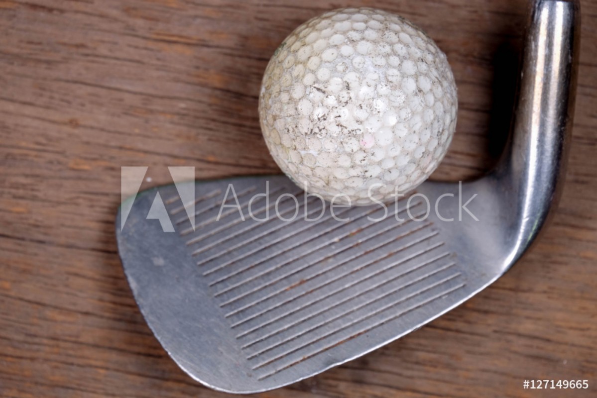 Afbeeldingen van Antique golf club and ball